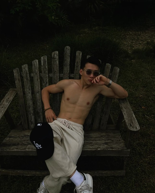 Cách đây 1 năm, Vĩ Lương trở thành tân sinh viên ngành Quản trị kinh doanh, Đại học Kinh tế (ĐH Quốc gia Hà Nội). Đây là chương trình được xây dựng dành riêng cho các vận động viên chuyên nghiệp, cung cấp nền tảng kiến thức, kỹ năng, bài học thực tiễn trong lĩnh vực quản trị doanh nghiệp và kinh doanh, mở rộng cơ hội việc làm sau khi kết thúc sự nghiệp thi đấu.