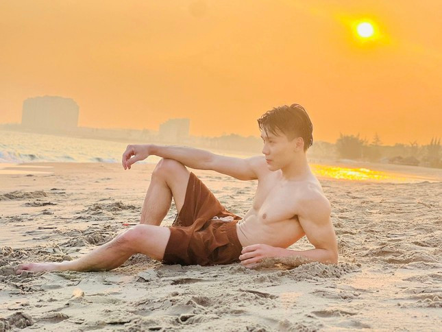 Trải qua quá trình huấn huyện và trưởng thành, Vĩ Lương từng được Trung tâm cử sang Hungary đào tạo trong 3 năm.