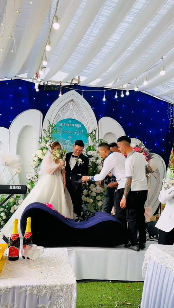 Cô dâu còn ngại ngùng đến mức phải lấy hoa che mặt. Dù có phần ngượng ngùng nhưng không thể phủ nhận món quà cưới của hội bạn thân này đã khiến không khí buổi lễ thành hôn được náo nhiệt hơn rất nhiều.