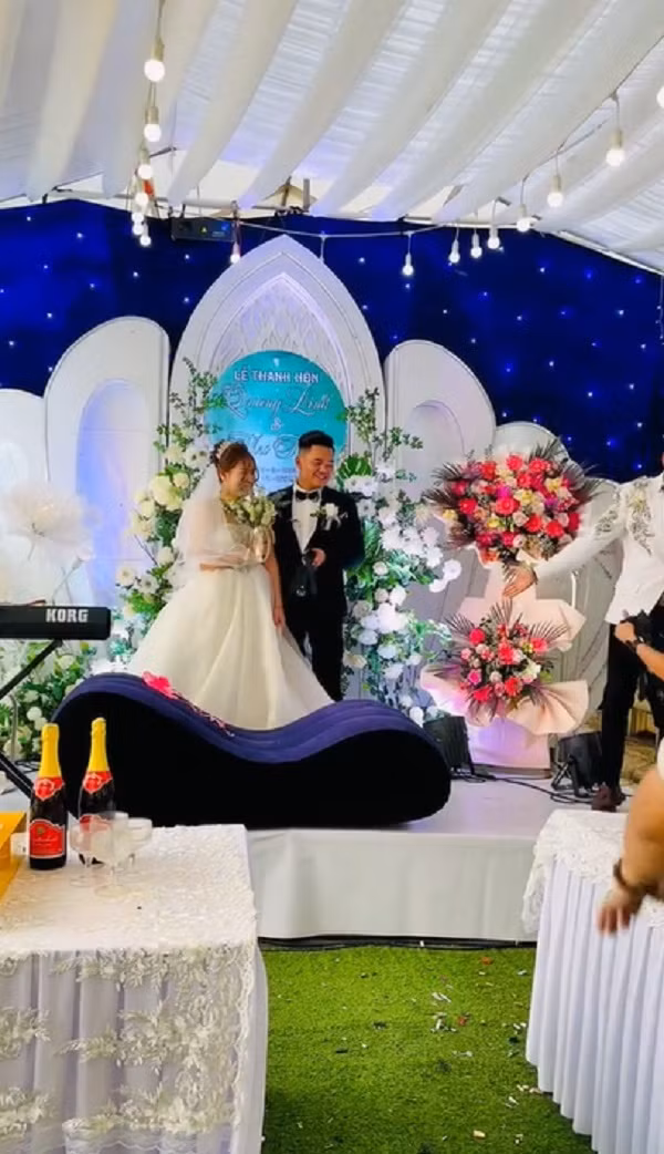 Ngay khi hội bạn thân chú rể bước vào, tất cả quan khách hai bên đều ngoái ra nhìn trong sự ngỡ ngàng. Các chàng trai này liền vác theo chiếc ghế tình yêu cùng cả combo sử dụng tiến thẳng một mạch lên sân khấu.