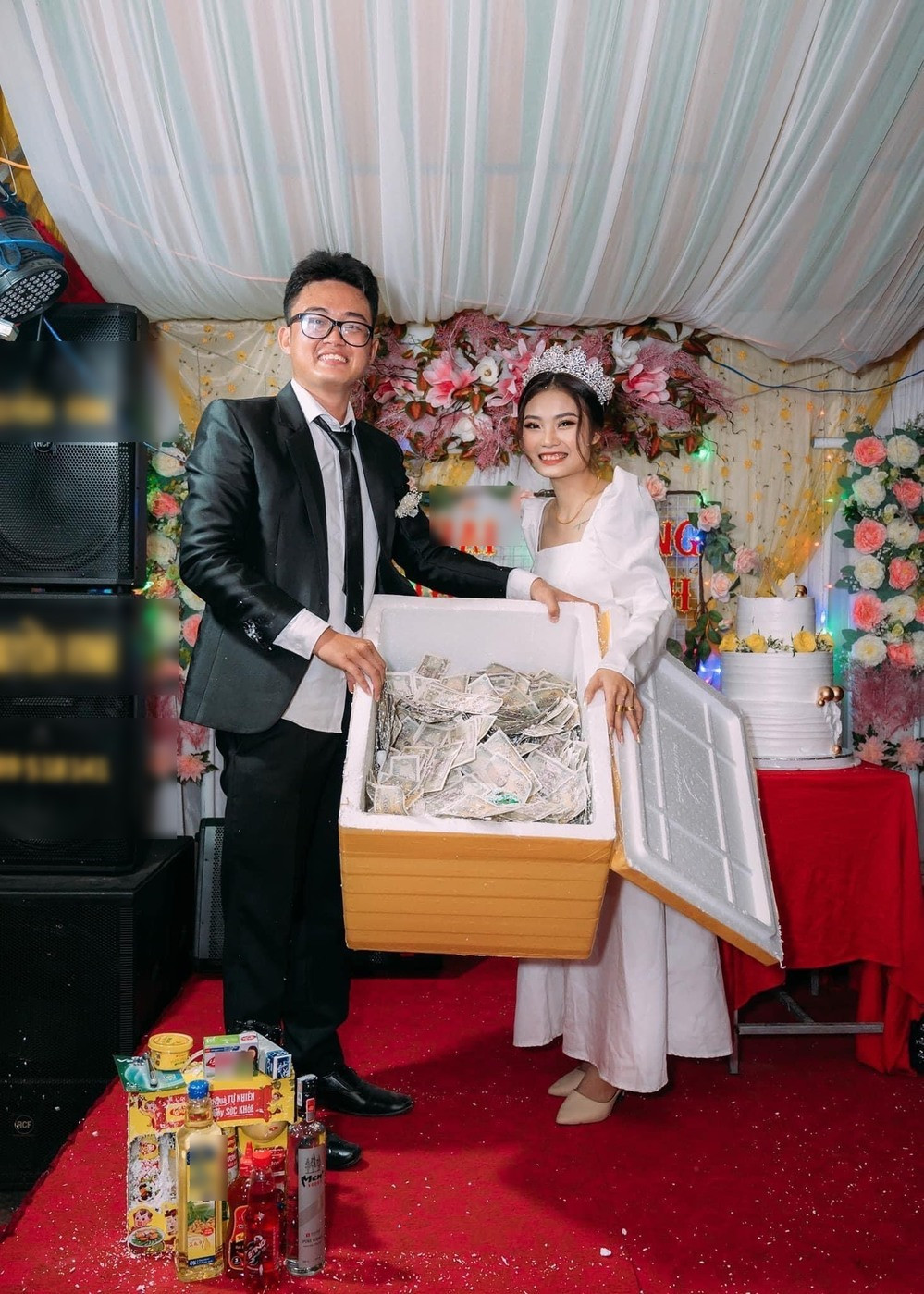 Đích thân cô dâu - chú rể đã đem món quà ấn tượng này lên sân khấu để "bóc tem" và khiến nhiều người trầm trồ với những món đồ để ở bên trong.