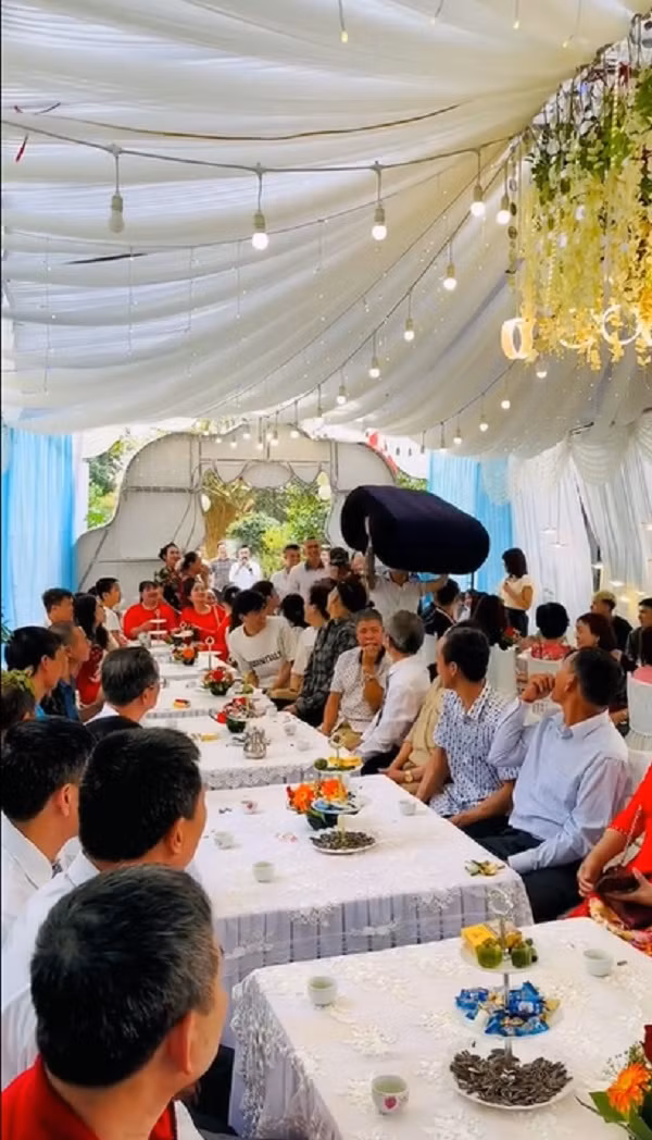 Mới đây, mạng xã hội rần rần chia sẻ một đoạn clip ghi lại hình ảnh hội bạn thân của chú rể hào hứng bước vào hội trường tặng quà cưới. Chuyện sẽ chẳng có gì đáng nói nếu các thanh niên cao to đẹp trai không vác theo một chiếc ghế tình yêu.