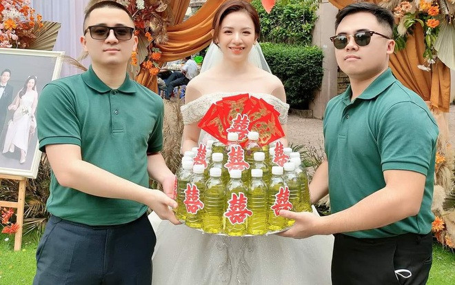 Có không ít những món vật dụng như dầu ăn, sữa tắm hay thậm chí là bộ gia vị trong nhà bếp đều được chuẩn bị chu đáo gửi đến cặp vợ chồng mới cưới.