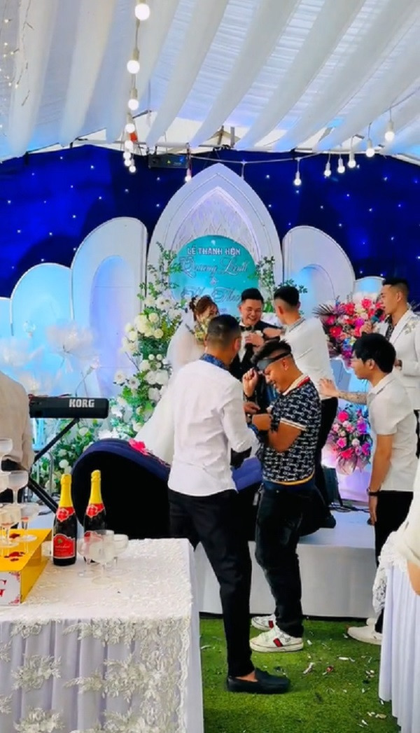 Chiếc ghế còn được thắt nơ đỏ tỉ mỉ. Đi kèm với đó, các bạn cũng chu đáo chuẩn bị thêm cả phong bì đút vào túi áo chú rể. Nhìn thấy món quà “đặc biệt” của những người bạn, cô dâu chú rể không khỏi bật cười.