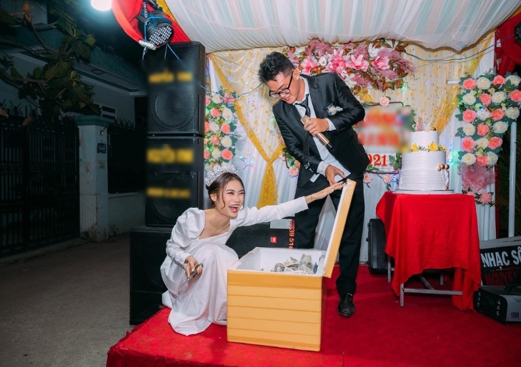 Cụ thể, theo loạt hình ảnh đăng tải, món quà cưới này được để trong một chiếc thùng xốp to.
