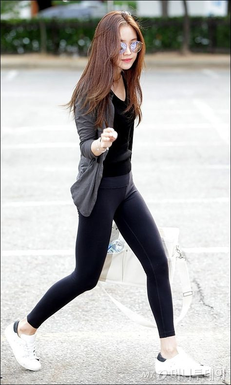 Mới đây, Na Eun tiết lộ, cô hay mặc quần legging vì mặt và chân hay bị phù nề nên cô ít mặc quần jean và chuyển qua mặc legging. Hơn nữa, cô cũng là gương mặt đại diện cho các mẫu quần legging nên mặc nhiều cũng là điều dễ hiểu.