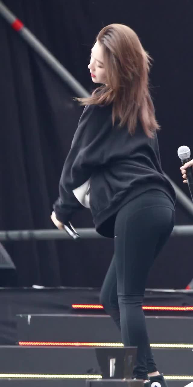 Từng có thời gian Na Eun bị chê trách vì mặc quần legging tùy tiện. Khi xuất hiện tại buổi tổng duyệt chương trình Music Bank, cô nàng đã mặc áo phông ngắn với legging và bị nói là nhìn thiếu lịch sự, trang phục lại bó sát.