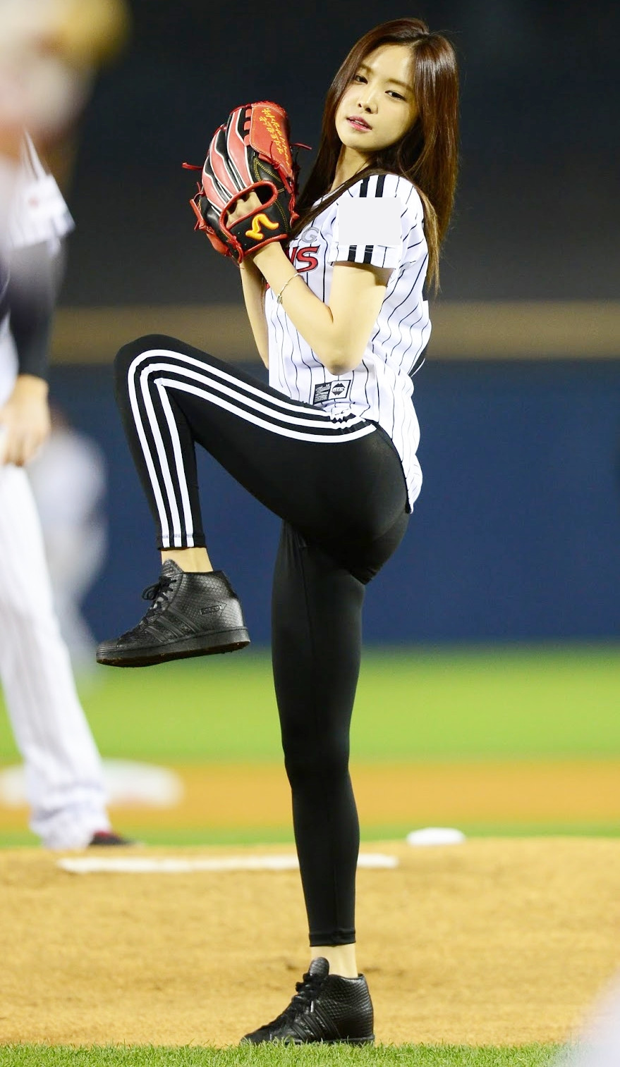 Lợi thế vóc dáng đã giúp Na Eun chinh phục chiếc quần legging và biến nó thành tuyên ngôn thời trang của mình.