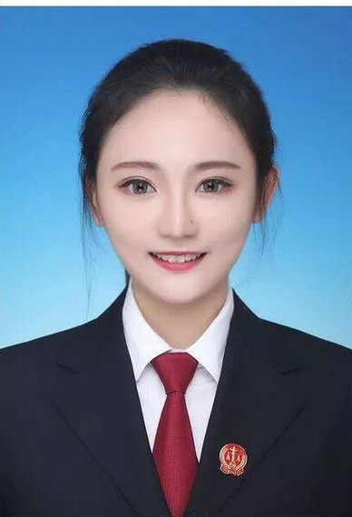 Hình ảnh nữ thư ký tòa án với đôi mắt to, mái tóc đen dài, diện đồng phục "đốn tim" dân mạng. Cô nàng đeo khẩu trang càng khiến người xem tò mò về nhan sắc thực phía sau.