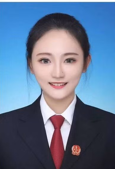 Hình ảnh nữ thư ký tòa án với đôi mắt to, mái tóc đen dài, diện đồng phục "đốn tim" dân mạng. Cô nàng đeo khẩu trang càng khiến người xem tò mò về nhan sắc thực phía sau.