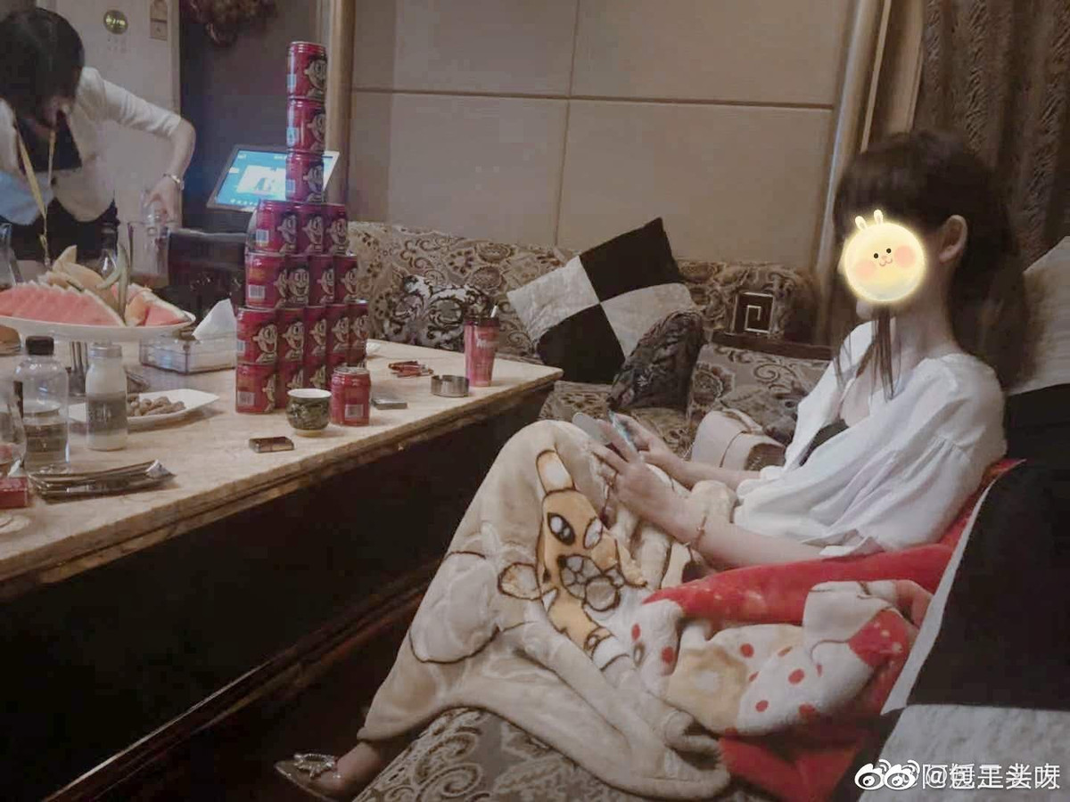 Tuy nhiên, Á Nam cho hay sự nổi tiếng bất ngờ khiến cuộc sống của cô đảo lộn. Những thông tin cá nhân, mối quan hệ bạn bè của cô cũng bị dân mạng đào bới.