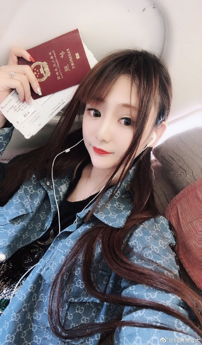 Á Nam từng tốt nghiệp trường Đại học Hà Hải, chuyên ngành Quản lý Tài chính. Cô bắt đầu làm việc tại Tòa án Thường Châu từ năm 2019.