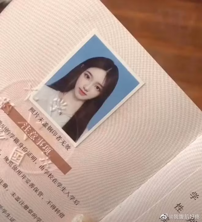 Danh tính của cô nhanh chóng được tìm ra. Nữ thư ký tòa án gây bão mạng có tên Kim Á Nam, sinh năm 1991. Cô tham gia chương trình về pháp luật trên kênh truyền hình địa phương trong vai trò dẫn dắt, giới thiệu tình huống và đưa ra lời khuyên xử lý.