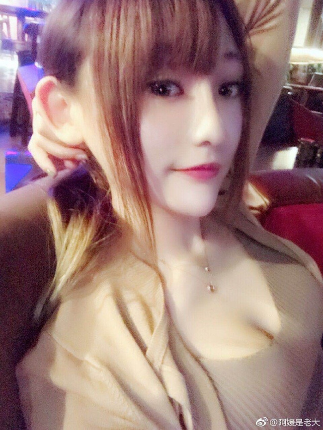 Khi không đeo khẩu trang, nữ thư ký Á Nam nhìn càng có khí chất. Không ít người khen ngợi: "Đúng là mỹ nhân, đẹp tới mức khiến người ta muốn ra tòa".