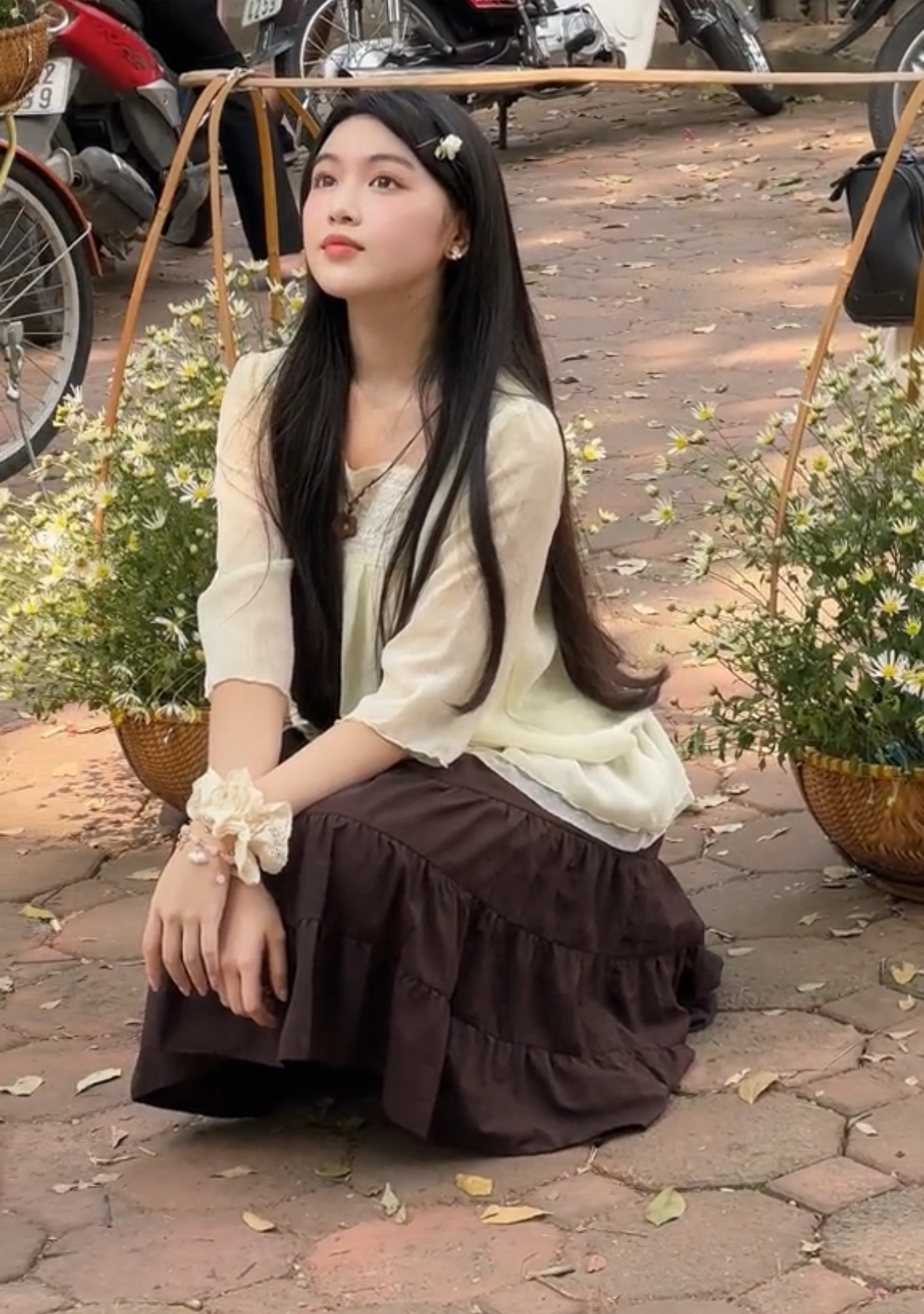 Trường đại học Lọ Lem theo học vẫn còn là ẩn số với netizen. Trước đó, cô nàng đã từ chối vào học trường ĐH Mỹ thuật London (UAL, Anh) - ngôi trường thuộc top đầu thế giới về nghệ thuật.