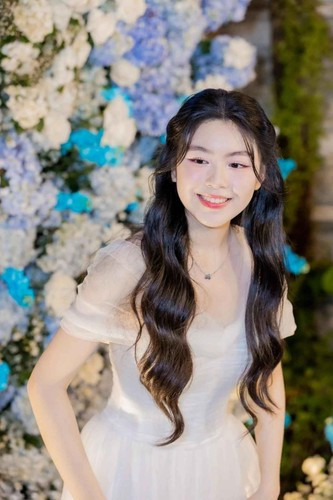 Ở tuổi 18, Lọ Lem sở hữu loạt túi hiệu đắt đỏ từ vài chục cho đến vài trăm triệu đồng. Cô nàng cũng từng tiết lộ bản thân đã kiếm được tiền, và cũng trích một phần tiền này cho hoạt động cộng đồng và từ thiện.