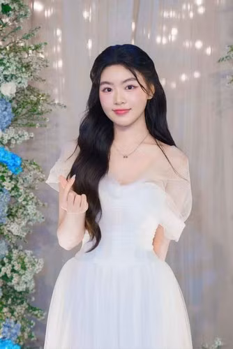 Gần đây, Lọ Lem check-in trong một sự kiện chào tân sinh viên của RMIT, tuy nhiên vẫn chưa thể chắc chắn liệu cô nàng có theo học trường "con nhà giàu" này không.