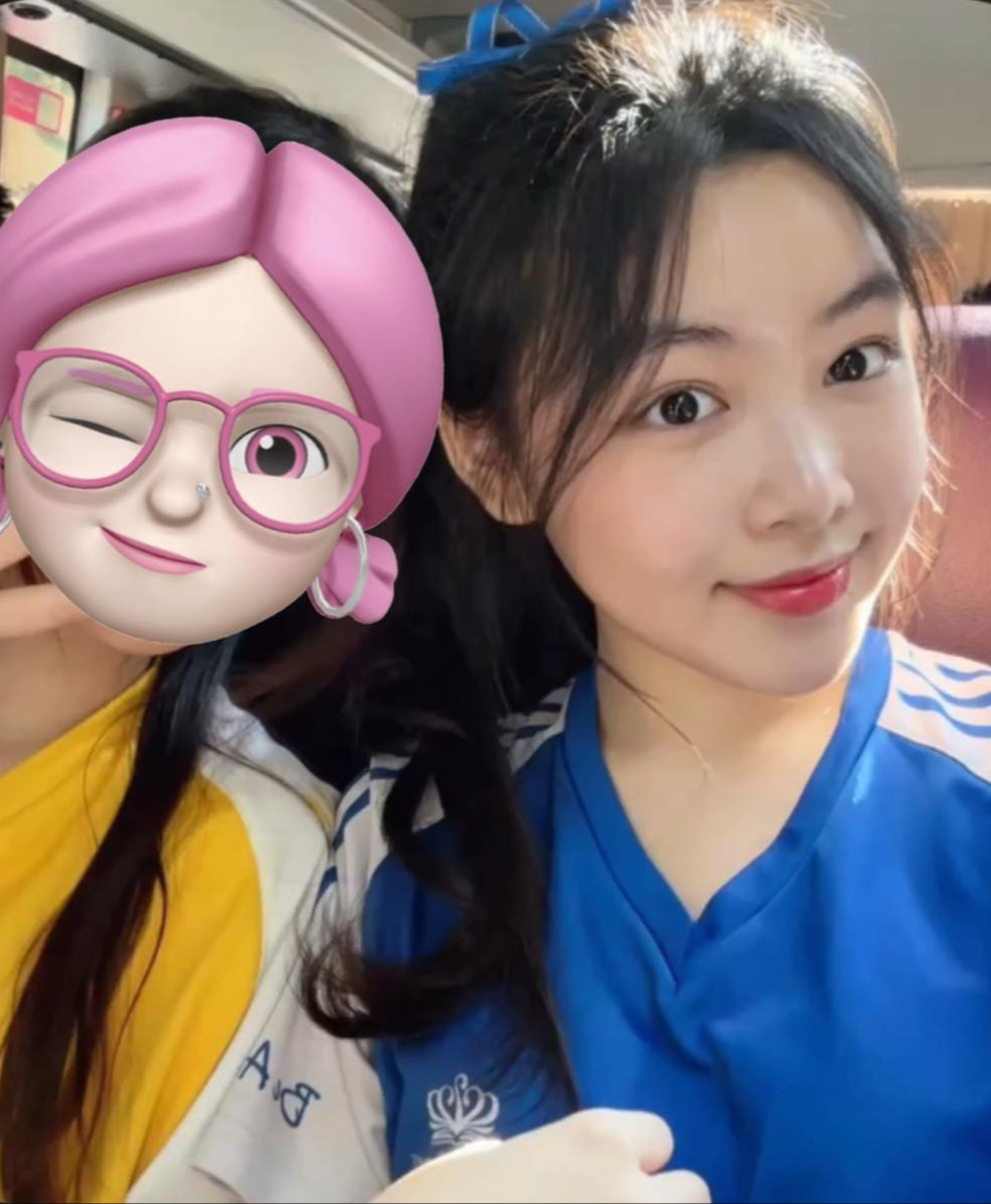 Trong video, Lọ Lem được khen ngợi với nhan sắc ngọt ngào và như phát sáng. Cô nàng cũng "flex" thành tích đạt giải nhất trong cuộc thi chạy.