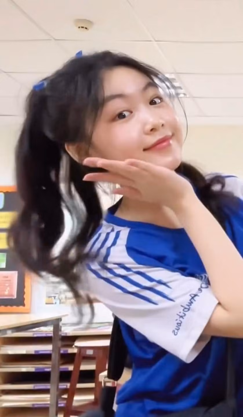 Đáng chú ý, Lọ Lem còn khiến netizen ghen tị với đôi chân cực phẩm khi vừa dài vừa trắng. Bóng lưng của cô nàng cũng được khen ngợi xinh xắn dù chỉ nhìn từ đằng sau.