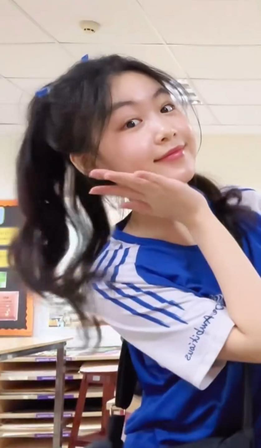 Đáng chú ý, Lọ Lem còn khiến netizen ghen tị với đôi chân cực phẩm khi vừa dài vừa trắng. Bóng lưng của cô nàng cũng được khen ngợi xinh xắn dù chỉ nhìn từ đằng sau.