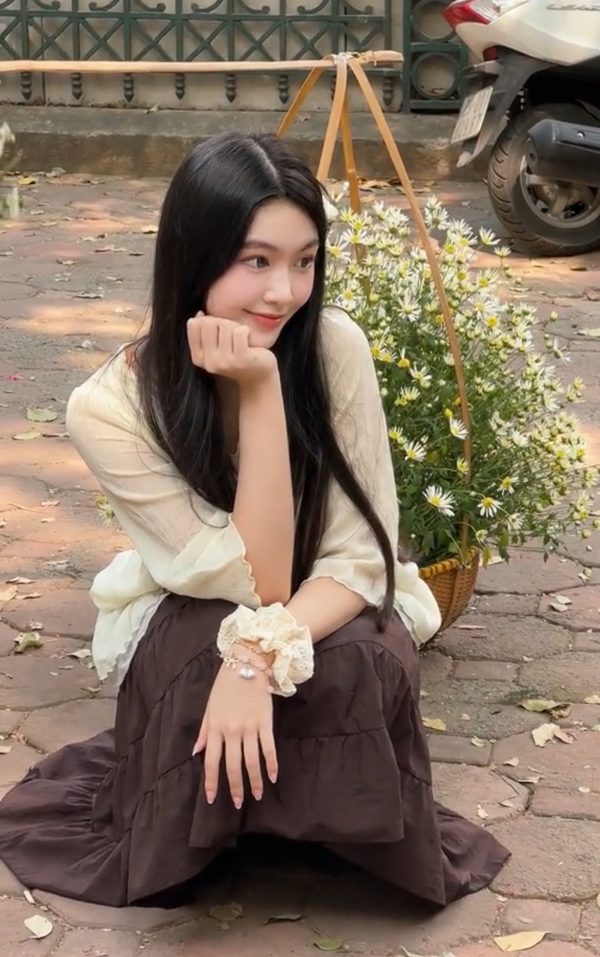 Netizen cũng soi ra được Lọ Lem không chỉ thân thiện, mà cũng rất lễ phép với hành động cúi đầu cảm ơn khi lên nhận giải.