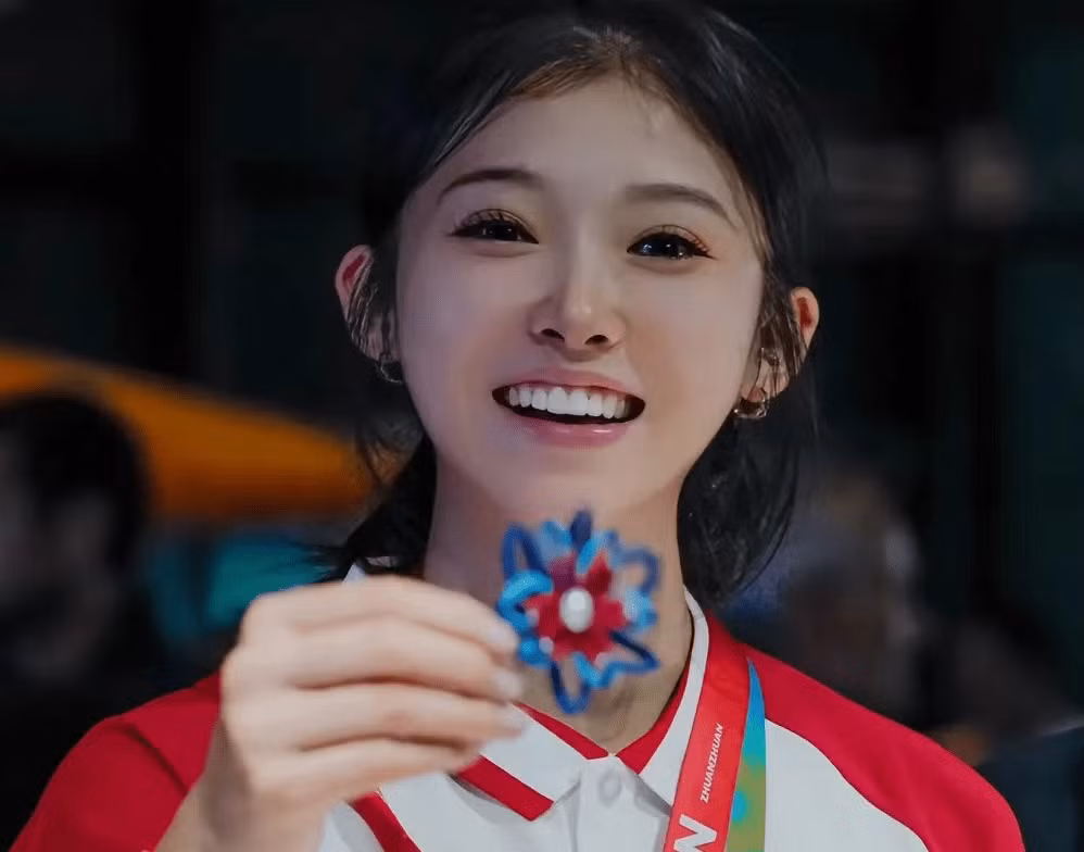 Wu Yanni còn tạo được ấn tượng bởi đôi mắt to tròn, gương mặt nhỏ nhắn, năng lượng tươi trẻ, năng động.