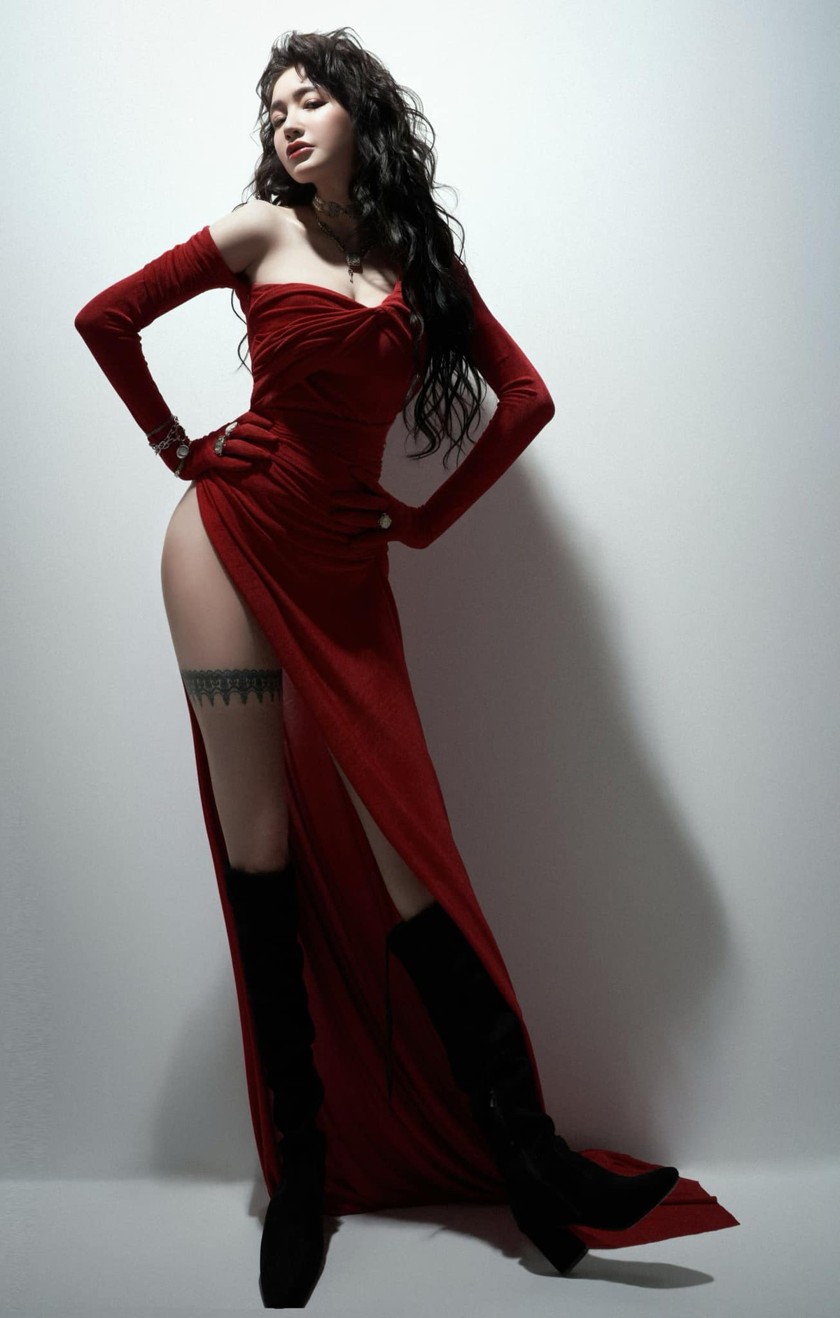 Không chỉ nổi tiếng ở trong nước, Elly Trần từng được nhiều tờ báo Trung Quốc, Nhật Bản, Thái Lan dành nhiều lời khen ngợi nhờ sở hữu sắc vóc nóng bỏng.