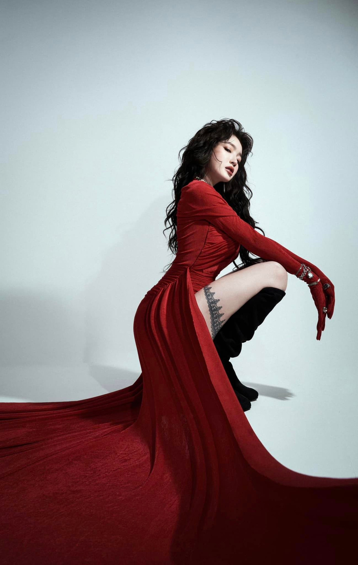 Năm 2015, một trang báo của Nhật Bản đăng tải những hình ảnh của Elly Trần trong một bài viết và gọi cô bằng biệt danh "Mỹ nhân ngàn năm có một". Trang tin này còn miêu tả nàng cựu hot girl bằng những từ như "cute", "quyến rũ".