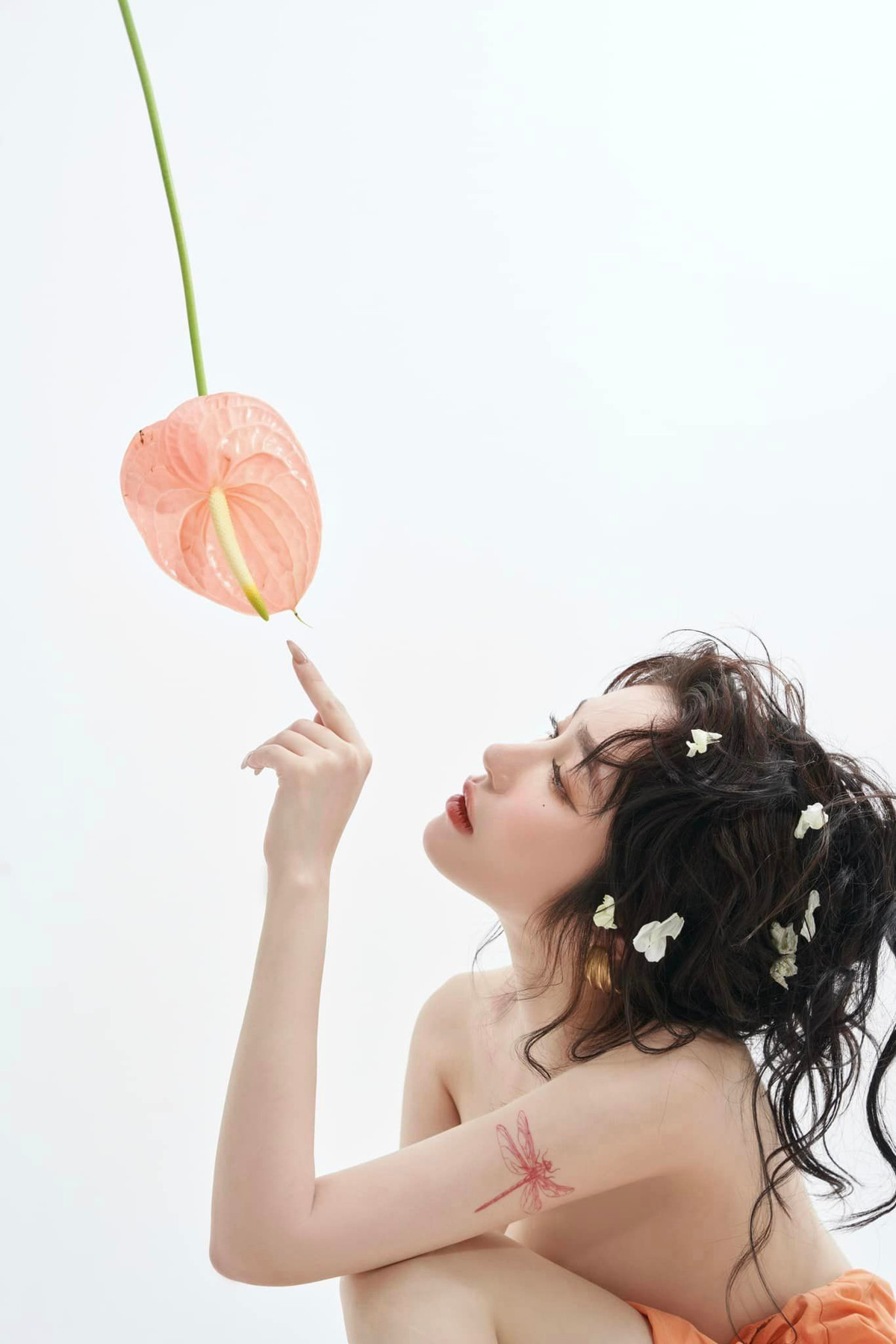 Elly Trần sinh năm 1987, là hot girl đời đầu ở Sài thành với phong cách ăn vận gợi cảm.