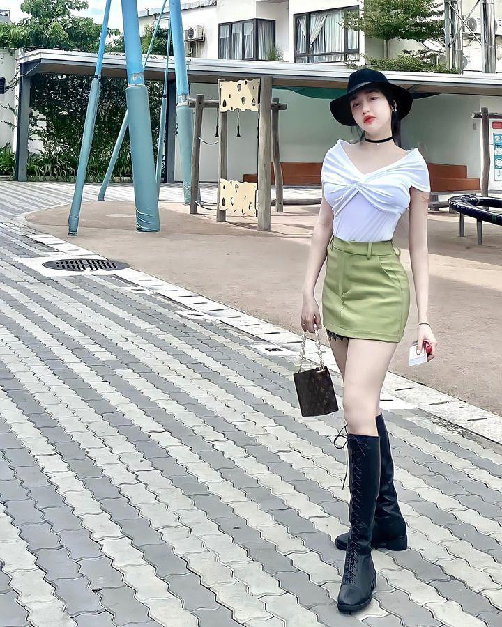 Với một người hoạt động nghệ thuật, dù đã sinh hai em bé nhưng Elly Trần cảm thấy may mắn khi vẫn giữ được sắc vóc trẻ trung.