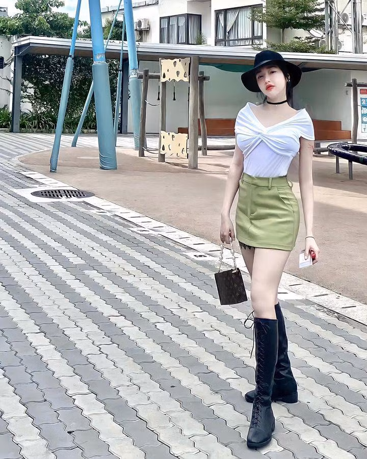 Với một người hoạt động nghệ thuật, dù đã sinh hai em bé nhưng Elly Trần cảm thấy may mắn khi vẫn giữ được sắc vóc trẻ trung.