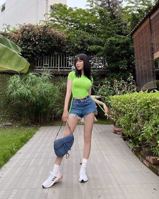 Không chỉ làm người mẫu ảnh, Elly Trần còn là MC và diễn viên từng tham gia diễn xuất trong một số bộ phim như "Bóng ma học đường", "Khát vọng thượng lưu", "Tiểu thư vào bếp"…