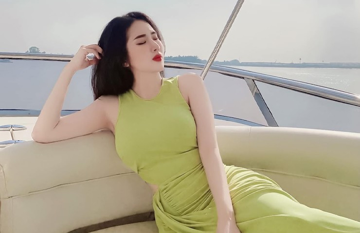 Hot girl Sài thành chuộng loạt váy áo điệu đà, nữ tính, có độ ôm vừa phải.