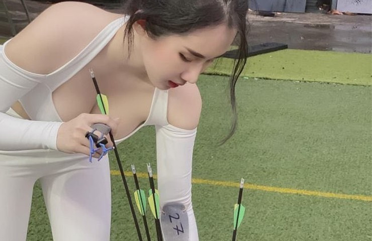 Hồng Ngọc sở hữu nhan sắc xinh đẹp cùng vóc dáng cân đối, cao ráo.