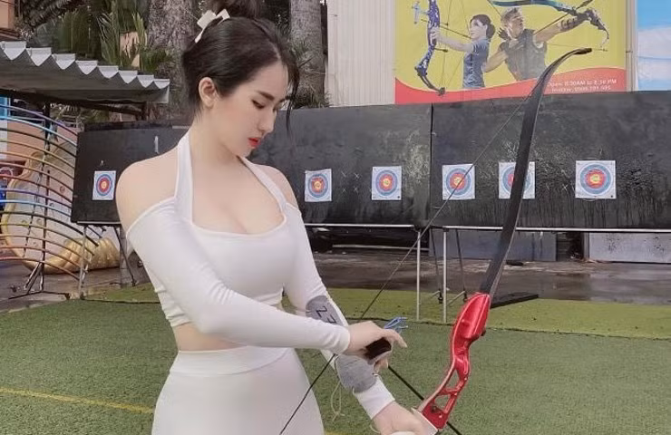 Hot girl Sài thành - Nguyễn Hồng Ngọc (sinh năm 1997) từng "gây sốt" MXH với những hình ảnh đi bắn cung diện đồ gym.