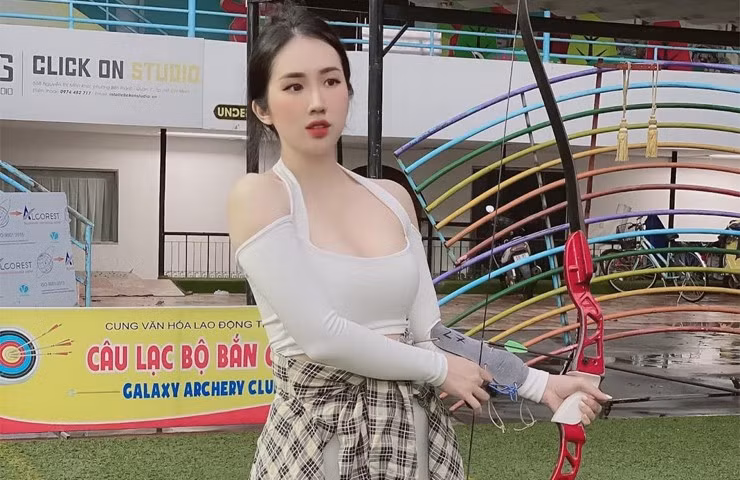 Với trang phục mặc đi bắn cung, Hồng Ngọc lựa chọn thiết kế áo bra thể thao phối cùng quần legging có cùng tông màu.