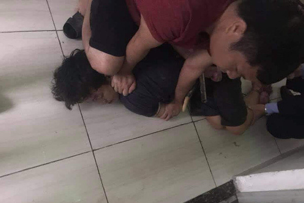 Bat giu nam thanh nien sat hai me de o Ha Noi