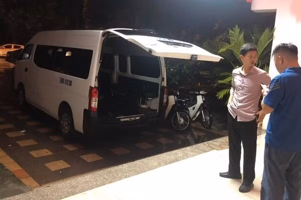 Bat giu nam thanh nien sat hai me de o Ha Noi-Hinh-2