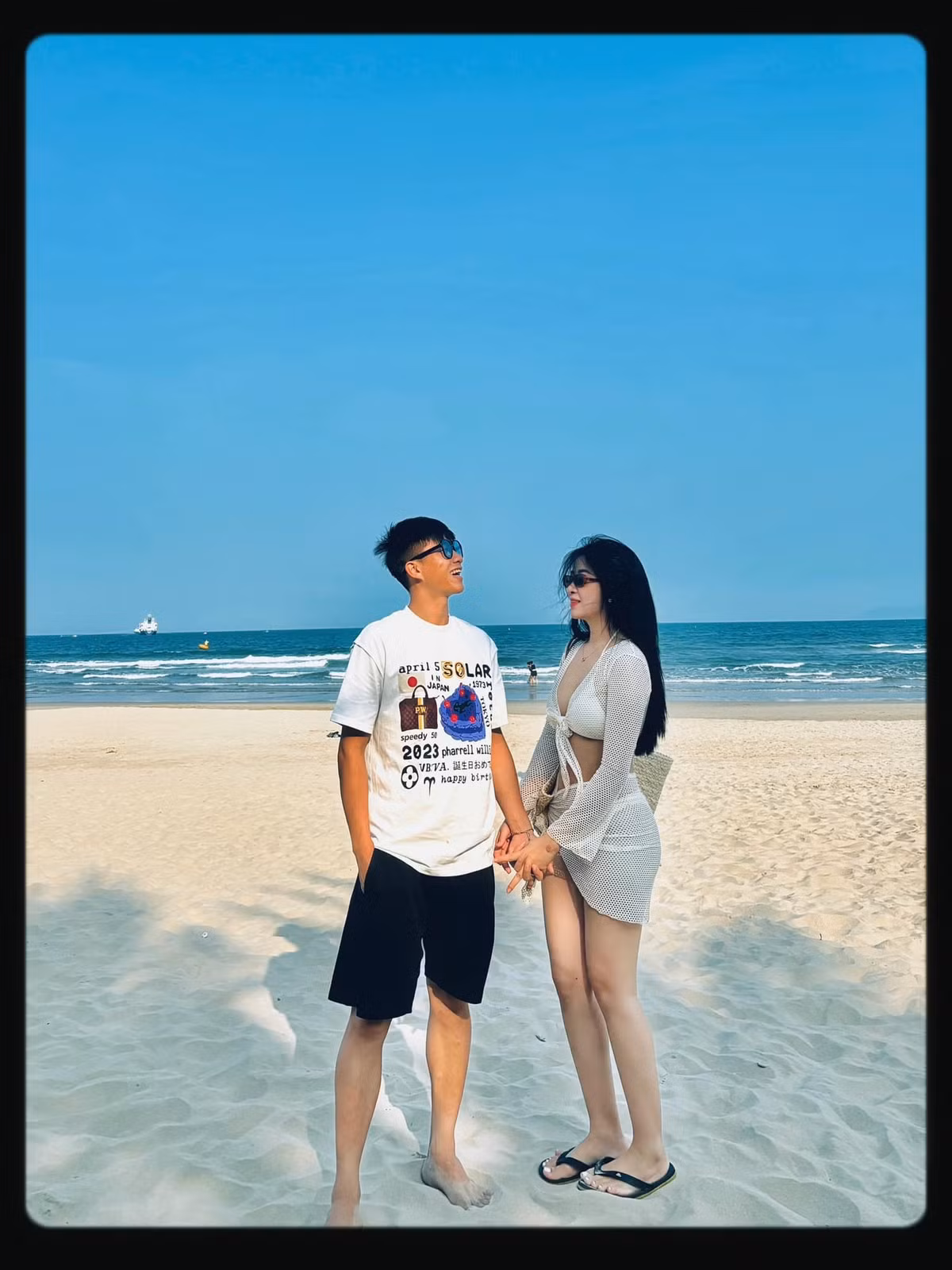 Nhật Linh khi đó là một gương mặt nổi bật tại Nghệ An, từng theo học ngành sư phạm mầm non, sở hữu ngoại hình ưa nhìn và phong thái nhẹ nhàng.