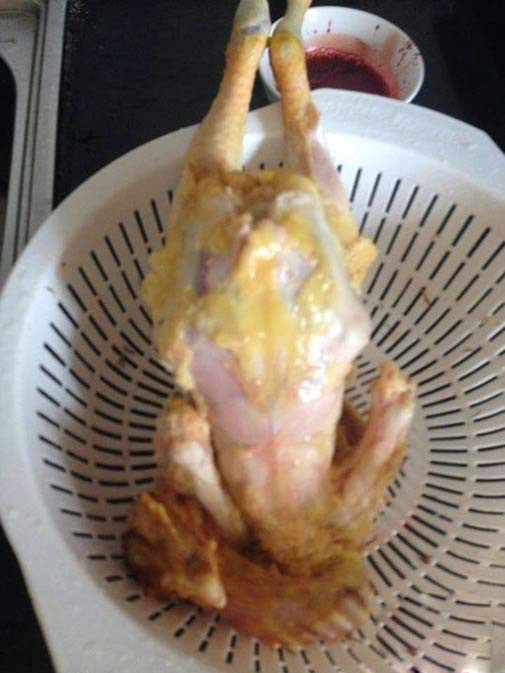 Mẹ chồng mua được con gà ta rõ ngon mà con dâu làm thế này thì còn nói gì được nữa.