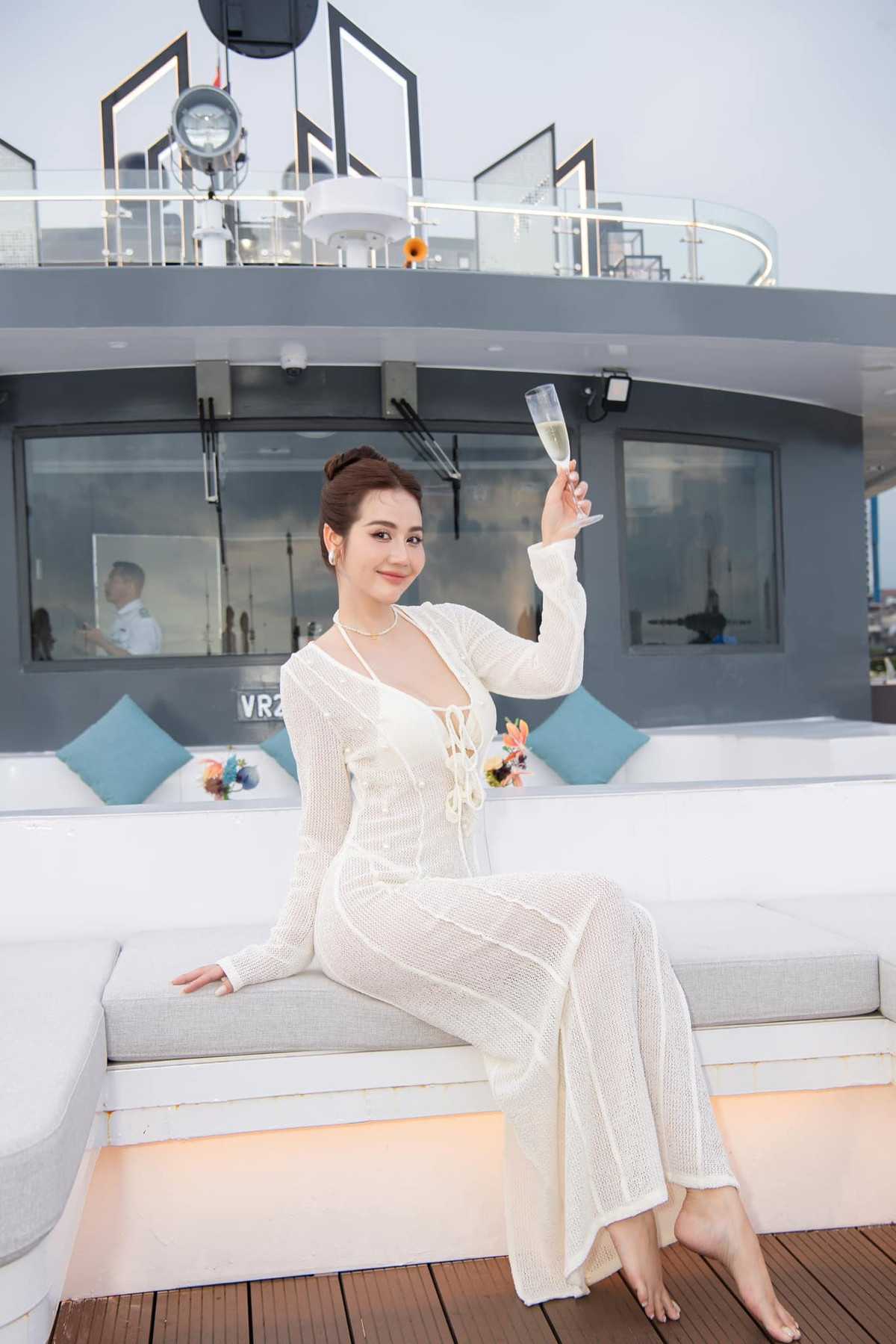 Hai vạt áo chỉ được nối với nhau một cách hết sức mỏng manh, khoe thềm ngực quyến rũ và vòng eo của Huyền Lizzie thêm thon gọn.