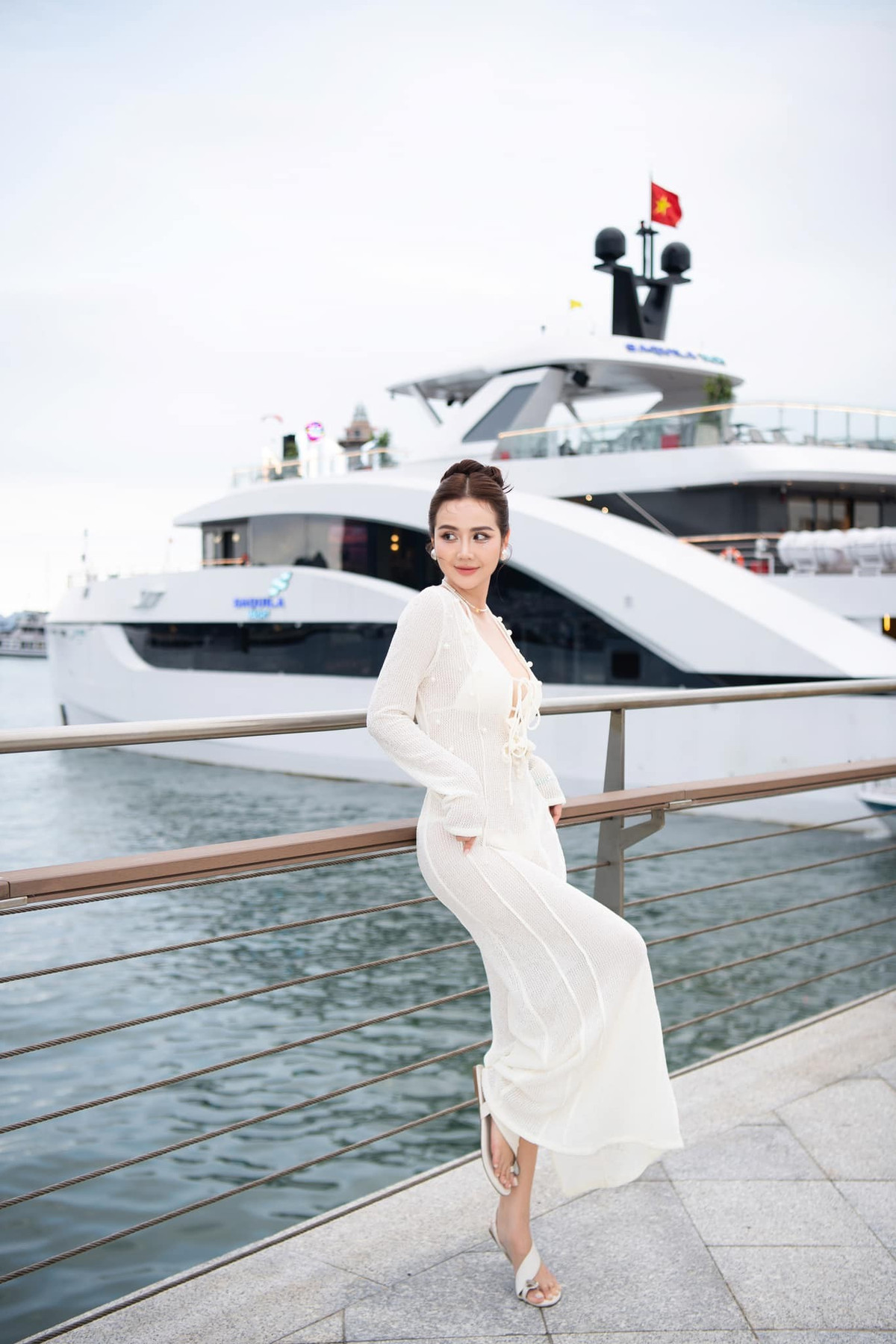 Trước đó, trong bữa tiệc sinh nhật sớm được tổ chức trên du thuyền sang chảnh, Huyền Lizzie vui vẻ đón tuổi mới với hội bạn thân gồm những gương mặt đình đám như Thái Dũng, Lã Thanh Huyền, Việt Anh, Quỳnh Nga, B Trần...