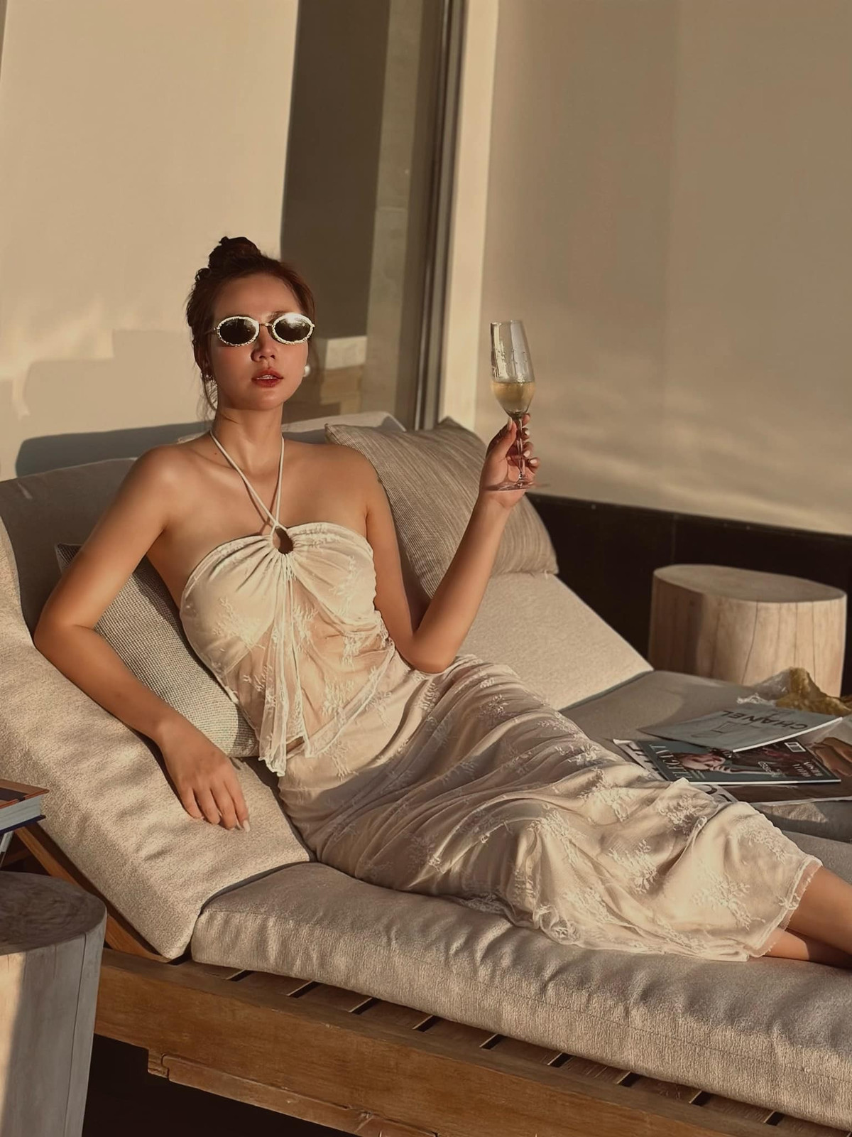 Trong dịp quan trọng này, Huyền Lizzie cùng hội bạn diện dresscode là trang phục trắng đồng điệu. Bà mẹ 1 con gây chú ý khi chọn cho mình chiếc váy xuyên thấu "nửa kín nửa hở" rất nóng bỏng.