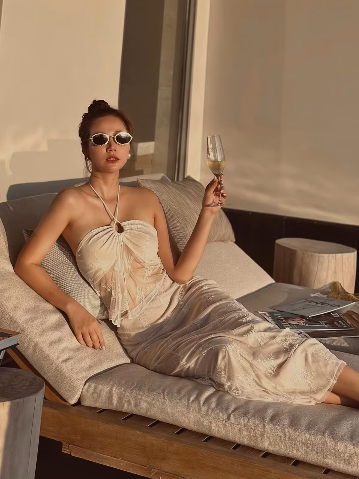 Trong dịp quan trọng này, Huyền Lizzie cùng hội bạn diện dresscode là trang phục trắng đồng điệu. Bà mẹ 1 con gây chú ý khi chọn cho mình chiếc váy xuyên thấu "nửa kín nửa hở" rất nóng bỏng.