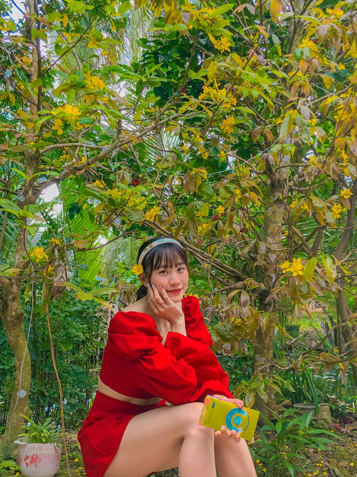 Khác hẳn với Huỳnh Thị Mỹ Tiên thi đấu mạnh mẽ và rắn rỏi trên đường chạy, ở ngoài đời, cô mang đến hình ảnh ngọt ngào, đúng với lứa tuổi Gen Z.