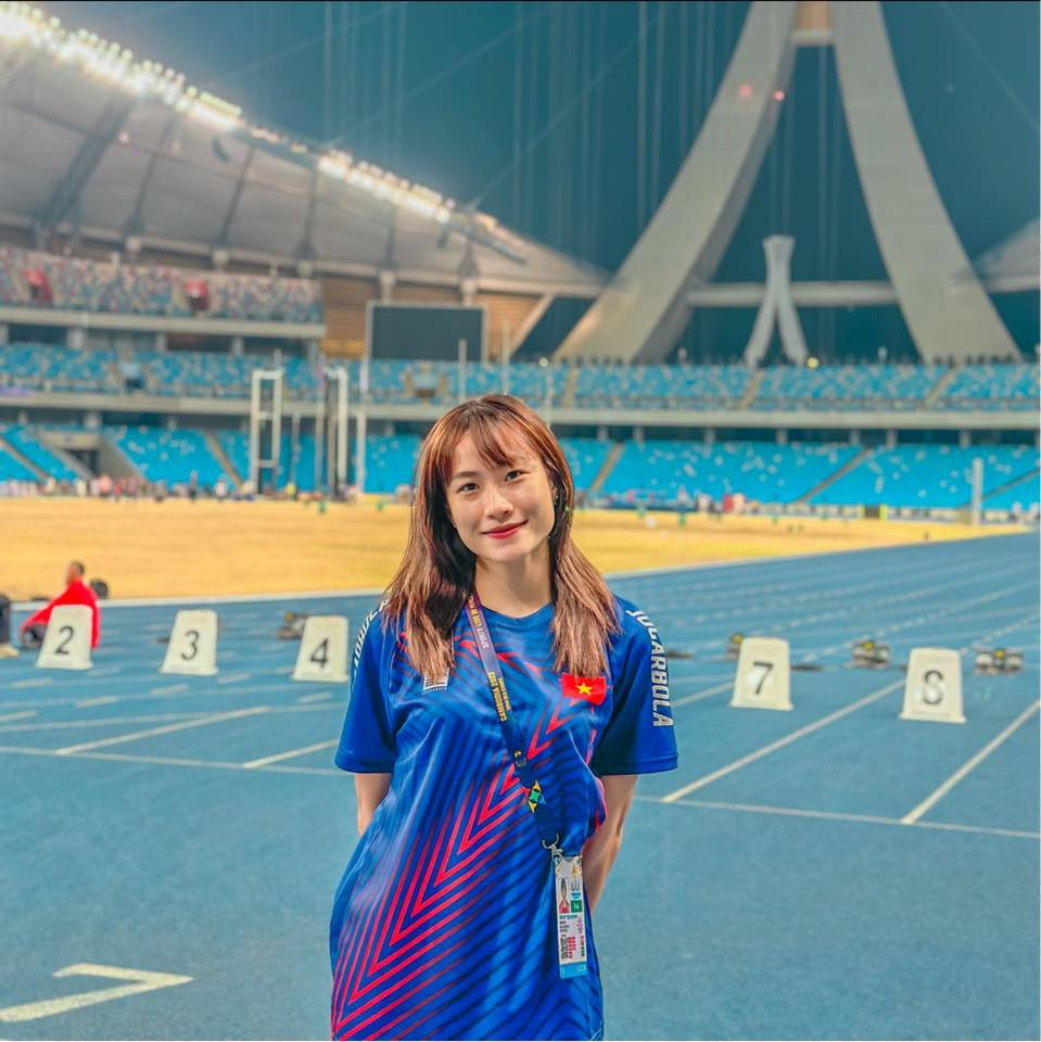 Huỳnh Thị Mỹ Tiên (sinh năm 1999, quê Vĩnh Long) sinh ra trong gia đình không có truyền thống về thể thao. Nhờ vào lần cô giáo cho chạy thử để kiểm tra năng lực, Mỹ Tiên đã được phát hiện tài năng và gắn bó với điền kinh từ năm 12 tuổi cho đến tận bây giờ.