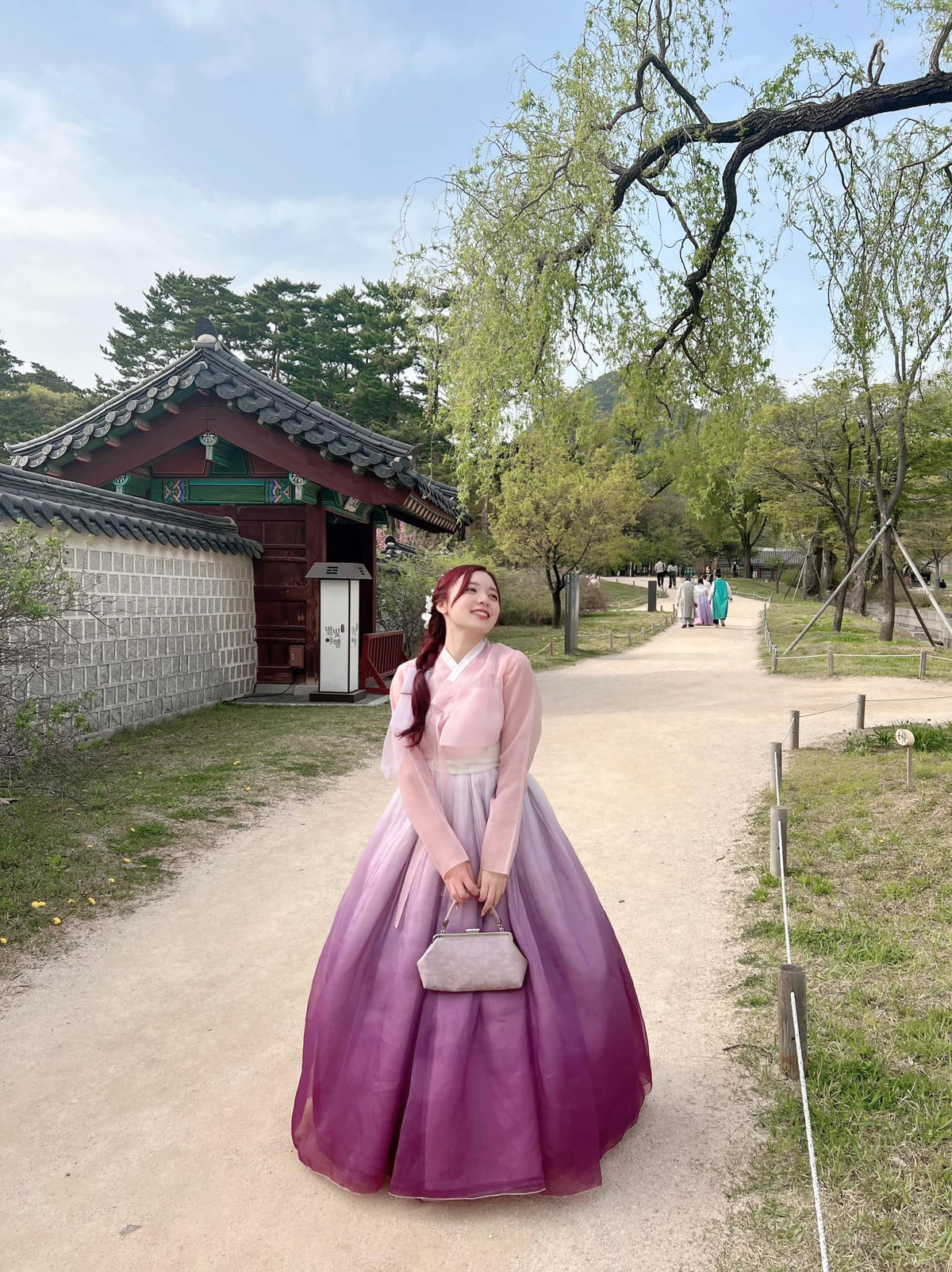 Trong đó, mái tóc được tết lệch, cài hoa điệu đà càng giúp cho tổng thể bức ảnh của Phương Thảo được nâng tầm, nhận được nhiều lời khen ngợi của khán giả.