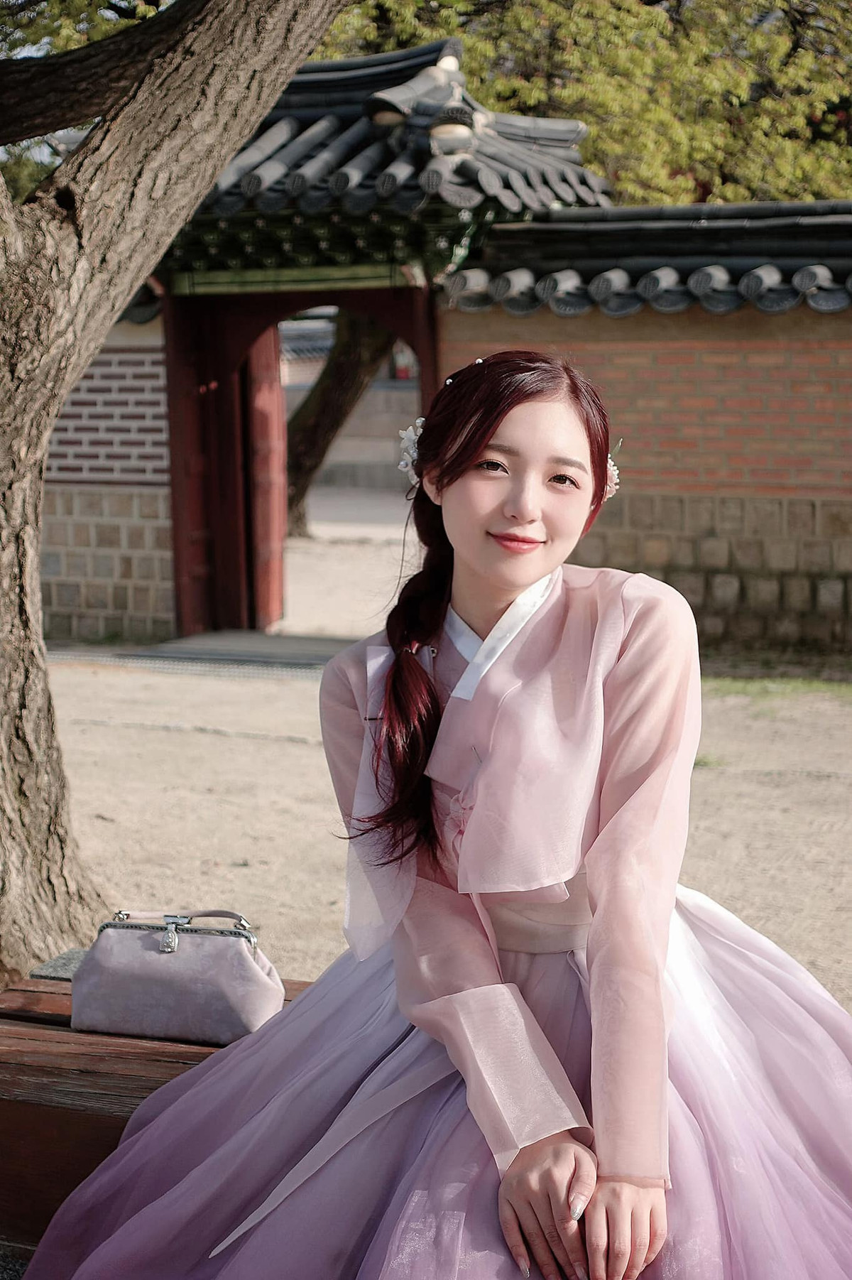 Ở xứ sở kim chi, Phương Thảo đã có dịp thử sức với hanbok- trang phục truyền thống Hàn Quốc.