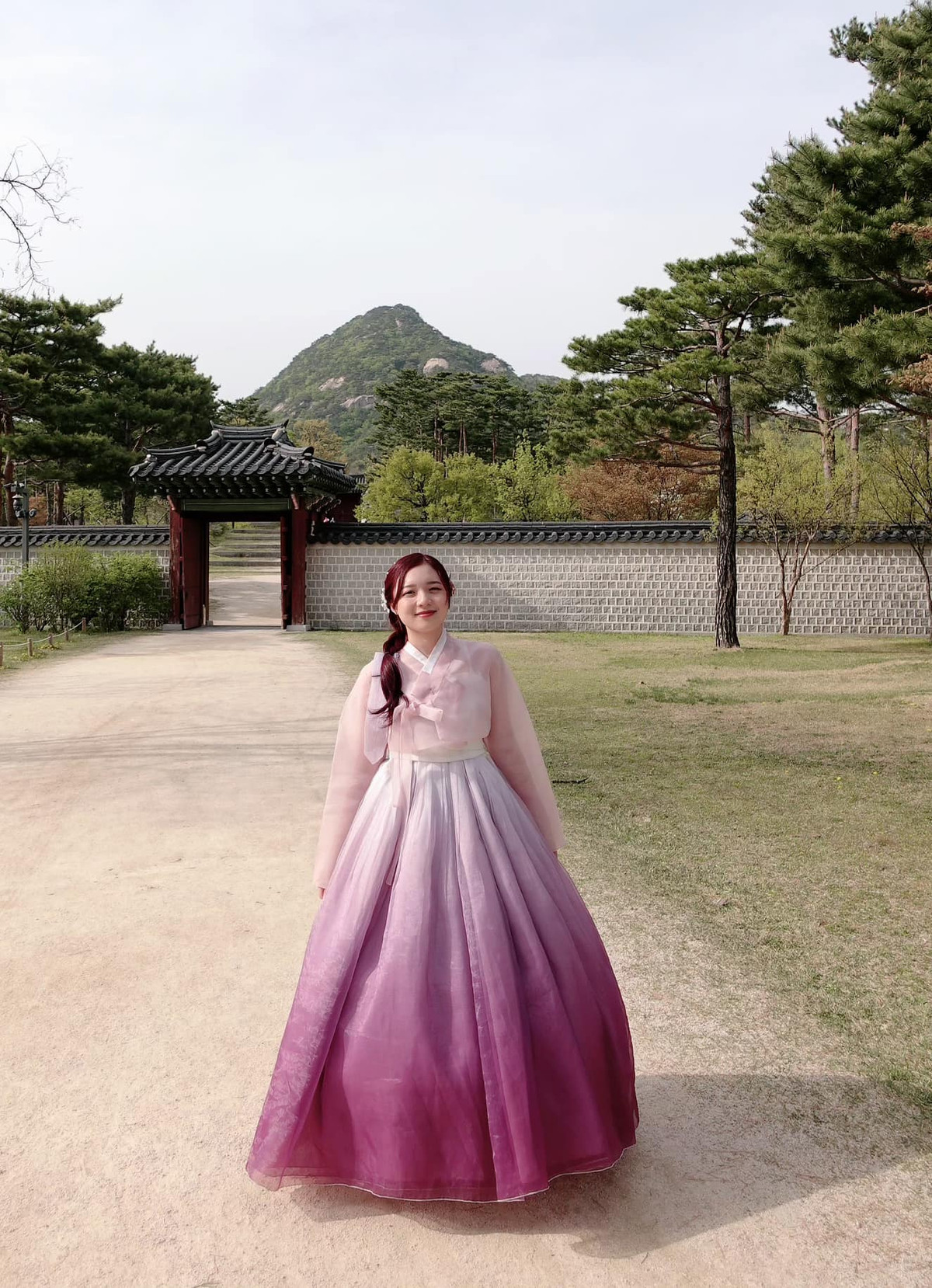 Qua hình ảnh được đăng tải, MC Phương Thảo diện trang phục màu hồng phấn, triệt để tôn lên vẻ ngọt ngào, duyên dáng nức tiếng.