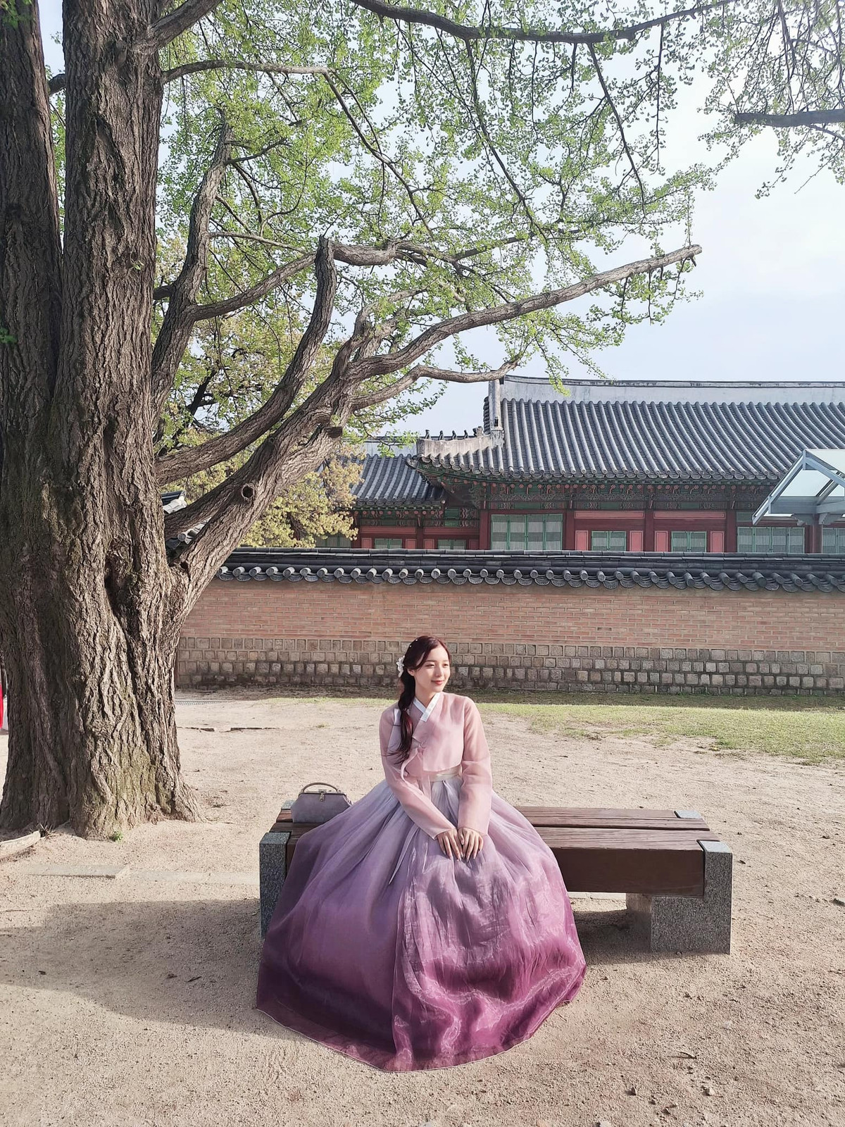 Chưa dừng lại ở đó, nụ cười "toả nắng" cùng với thần thái sang chảnh, khí chất ngút ngàn đã làm nên thương hiệu cuả MC Phương Thảo cũng đủ sức nâng tầm cho tổng thể.